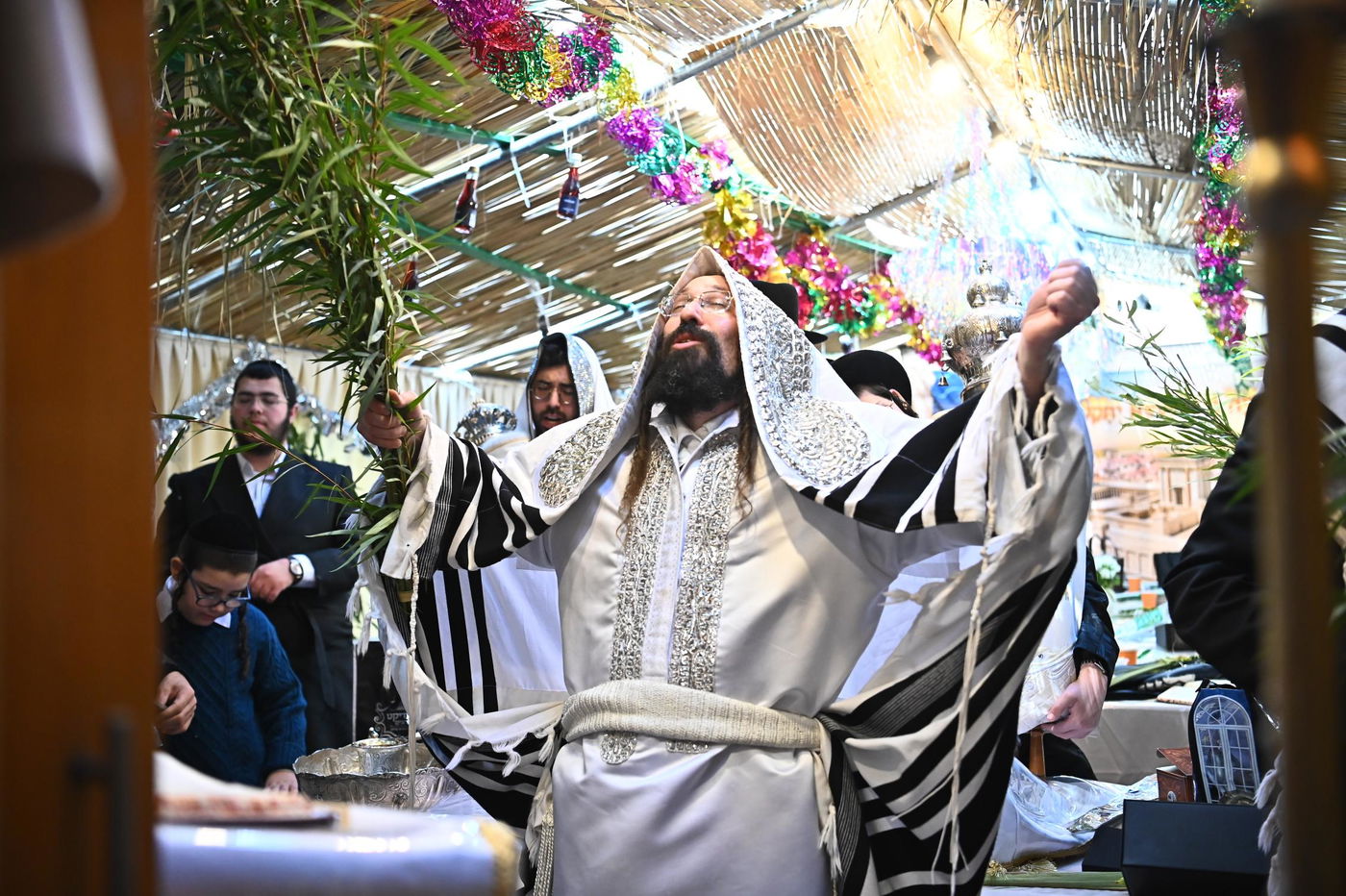 חג הסוכות בחצה"ק מעז'בוז