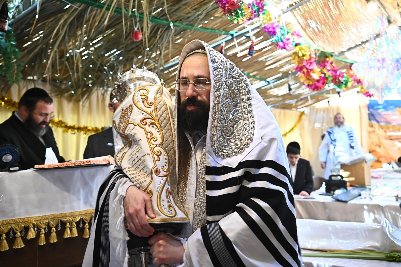 חג הסוכות בחצה"ק מעז'בוז