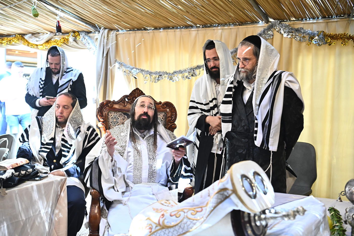 חג הסוכות בחצה"ק מעז'בוז