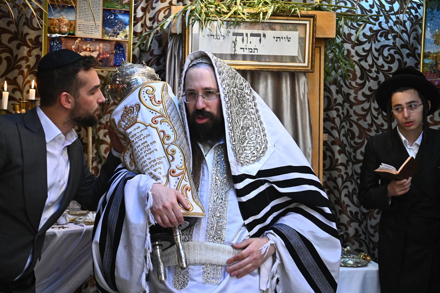 חג הסוכות בחצה"ק מעז'בוז