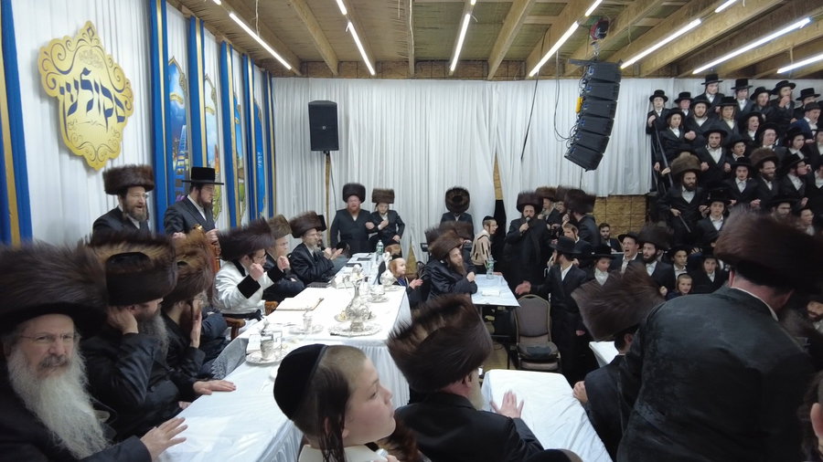 האדמו"ר מסקולען לייקווד בשמחת בית השואבה