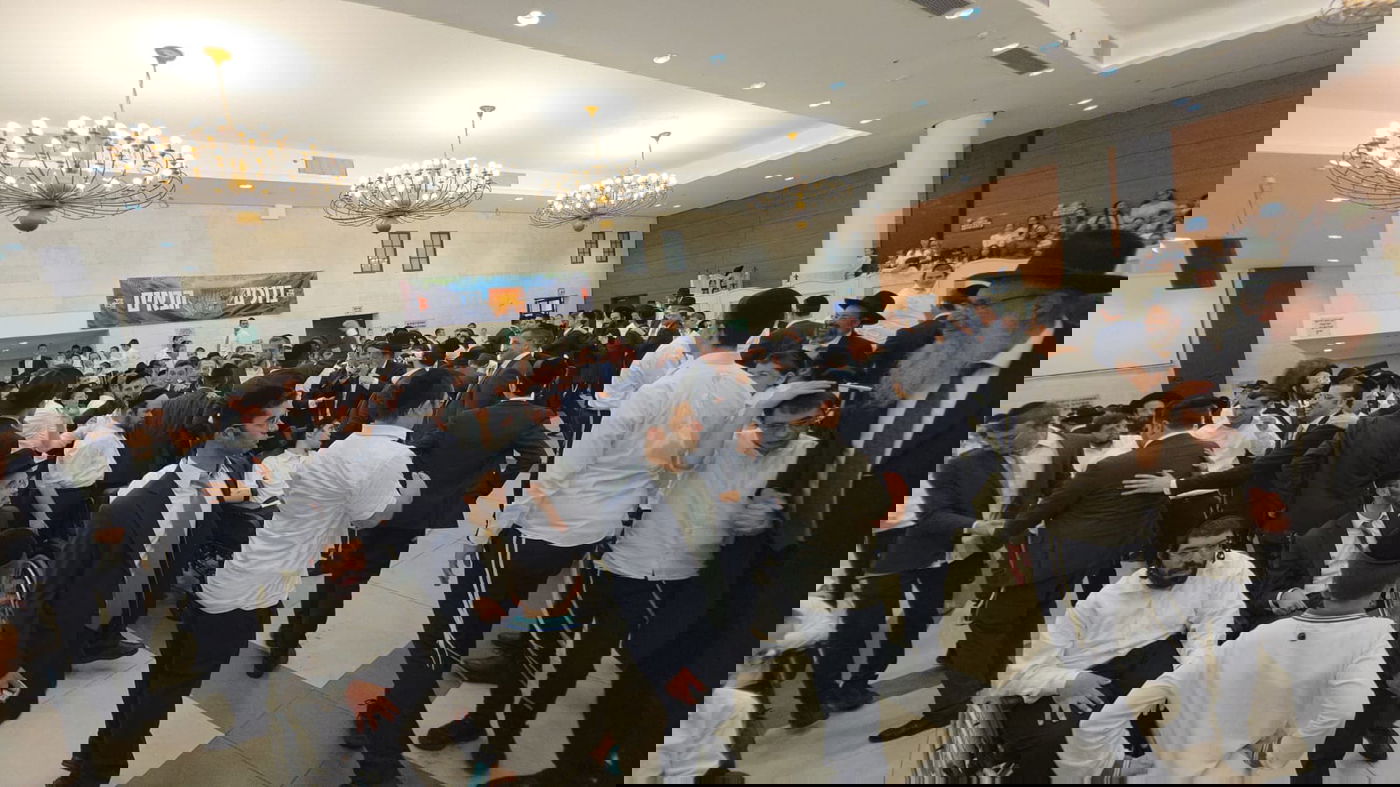 שמחת בית השואאבה המסורתית של עזר מציון בראשות גדולי ישראל