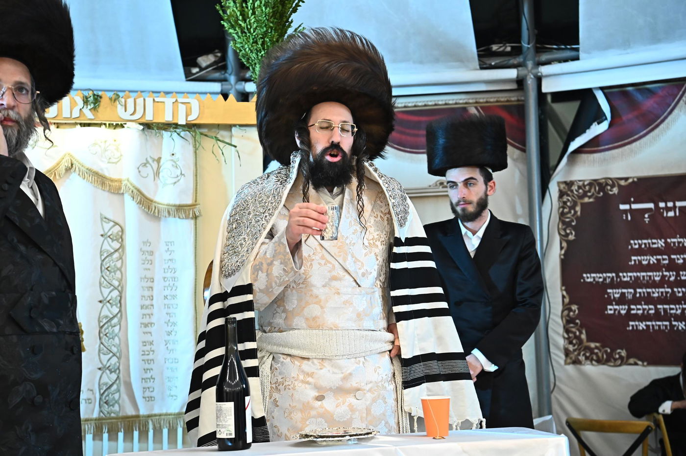 הושענא רבה ושמחת תורה בחצה"ק מעז'בוז