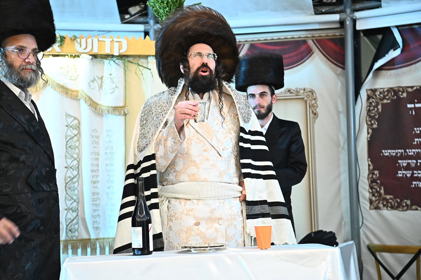 הושענא רבה ושמחת תורה בחצה"ק מעז'בוז