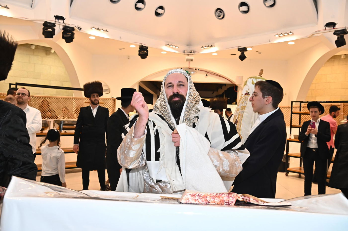 הושענא רבה ושמחת תורה בחצה"ק מעז'בוז