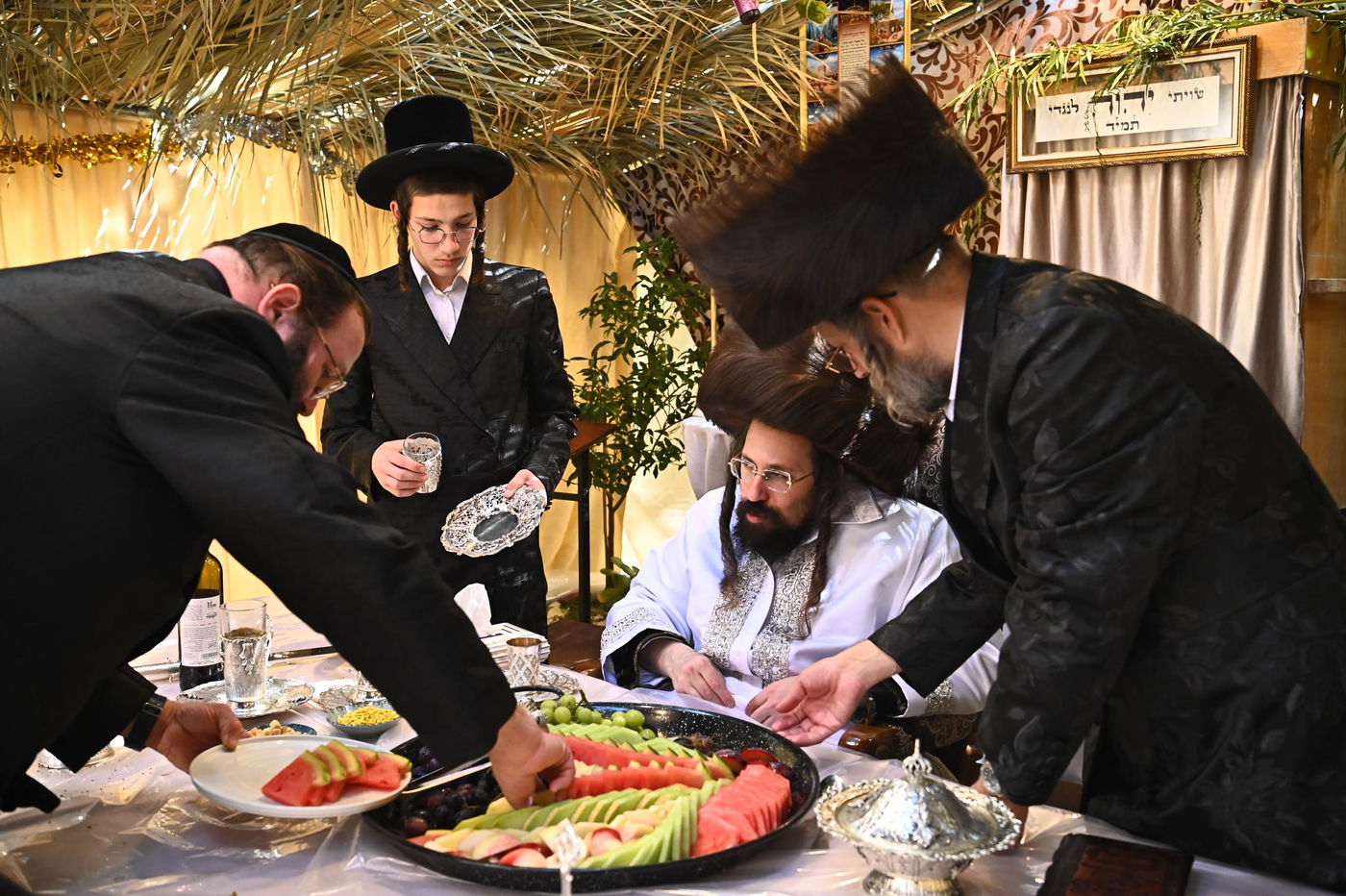 הושענא רבה ושמחת תורה בחצה"ק מעז'בוז