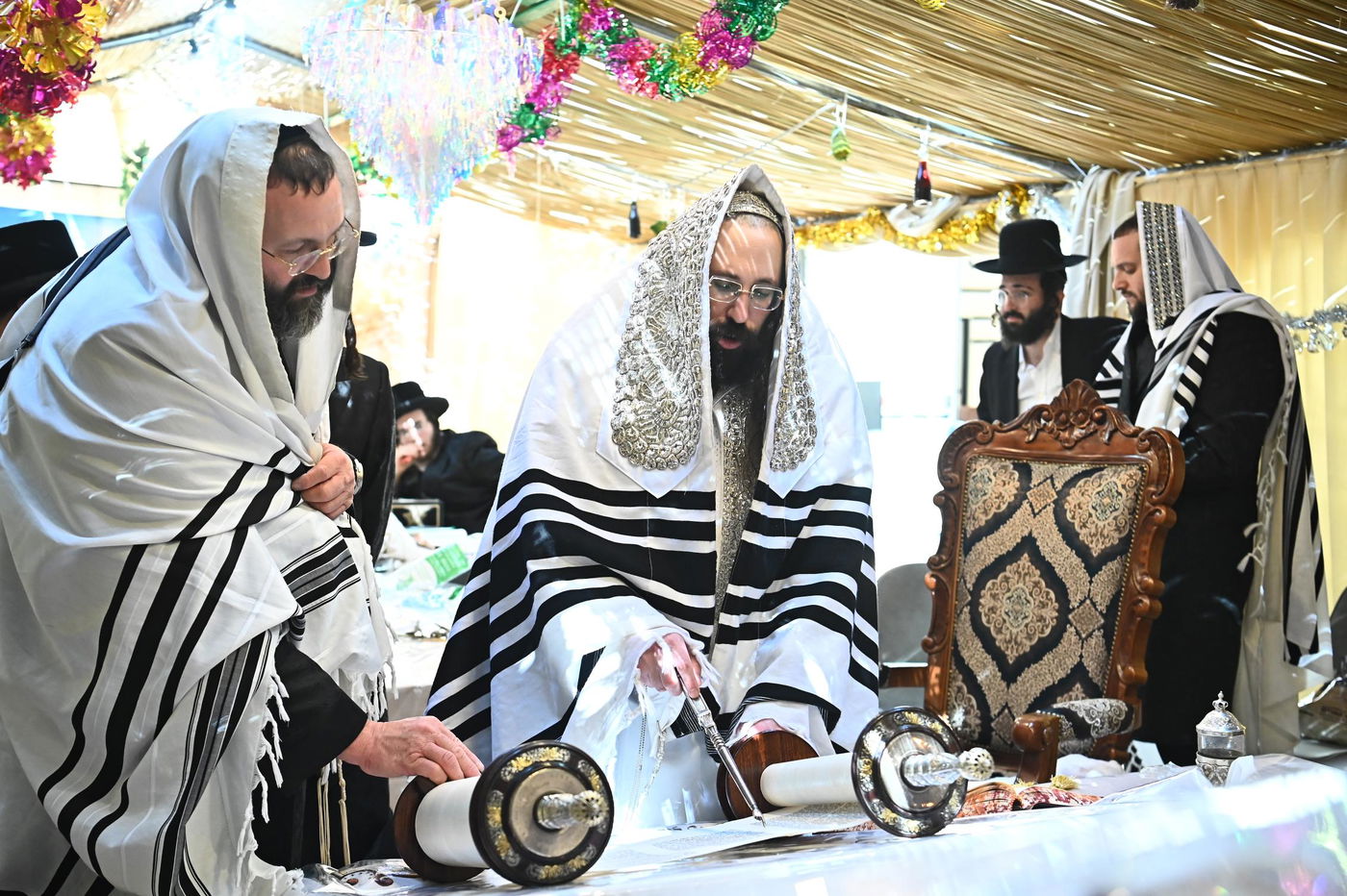 הושענא רבה ושמחת תורה בחצה"ק מעז'בוז