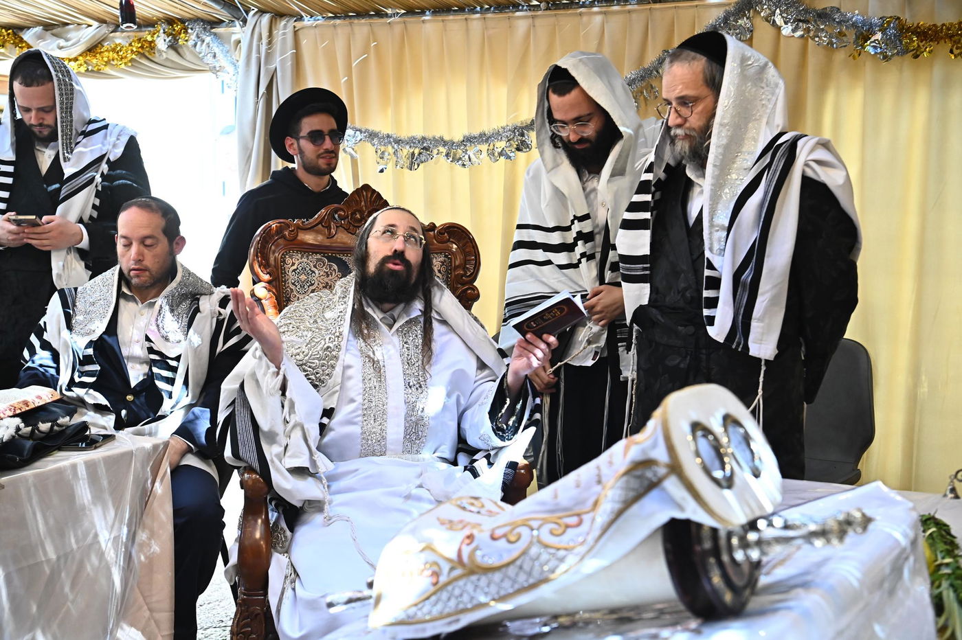 הושענא רבה ושמחת תורה בחצה"ק מעז'בוז