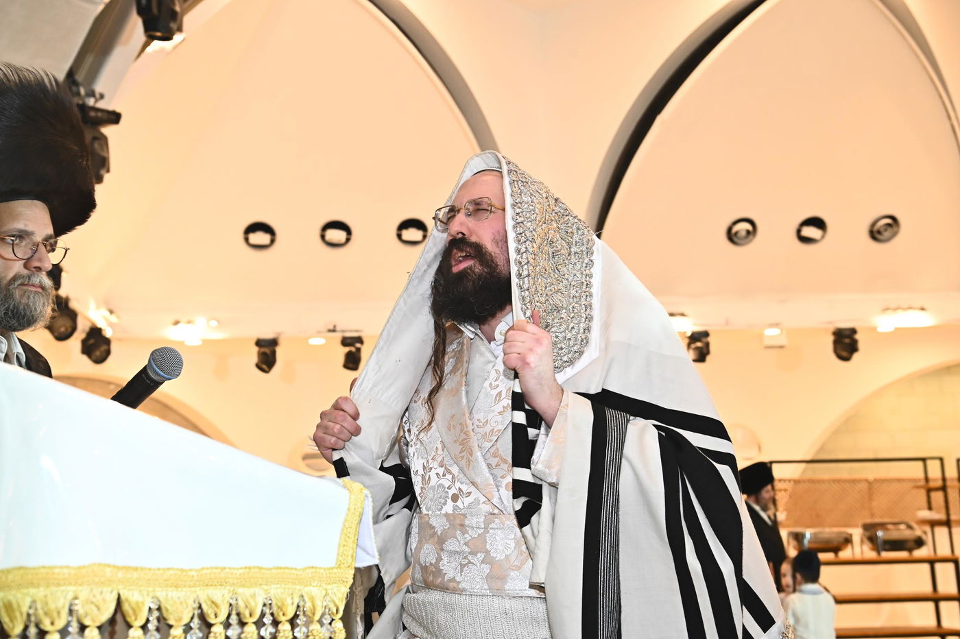 הושענא רבה ושמחת תורה בחצה"ק מעז'בוז