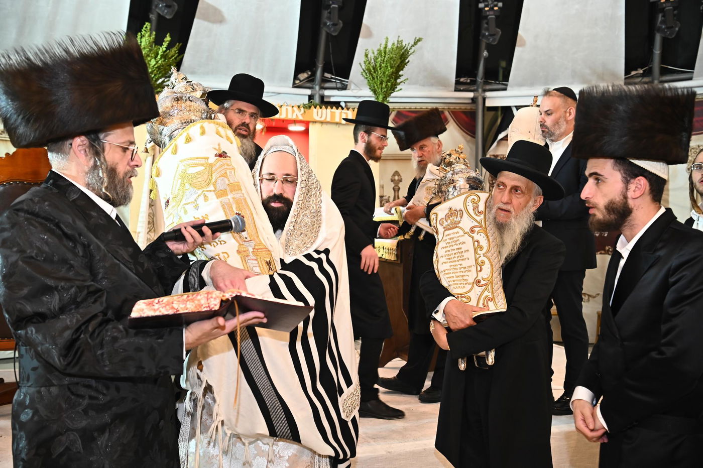 הושענא רבה ושמחת תורה בחצה"ק מעז'בוז