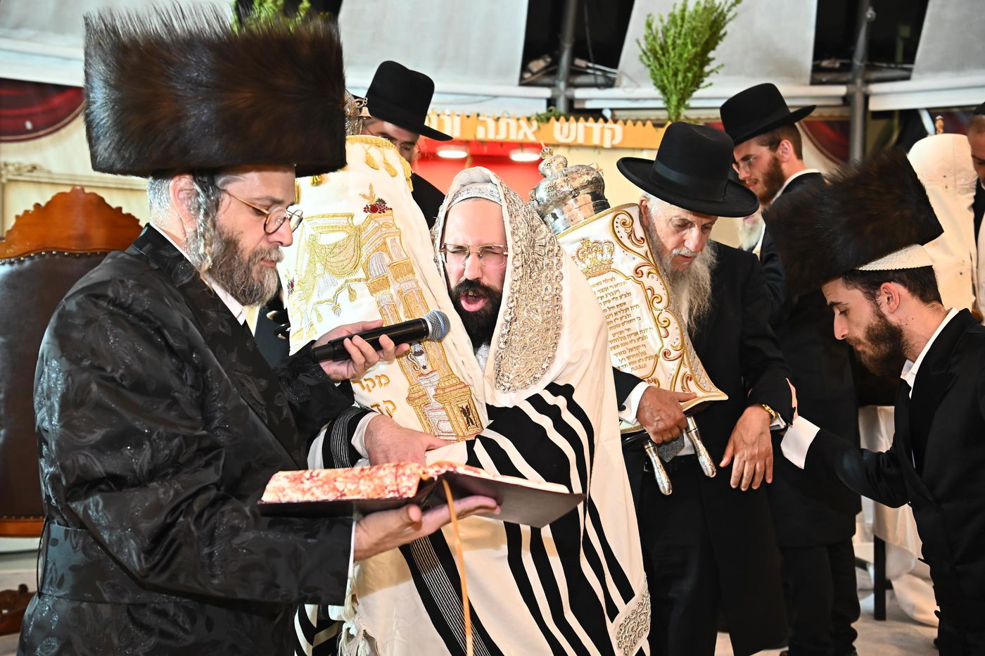 הושענא רבה ושמחת תורה בחצה"ק מעז'בוז