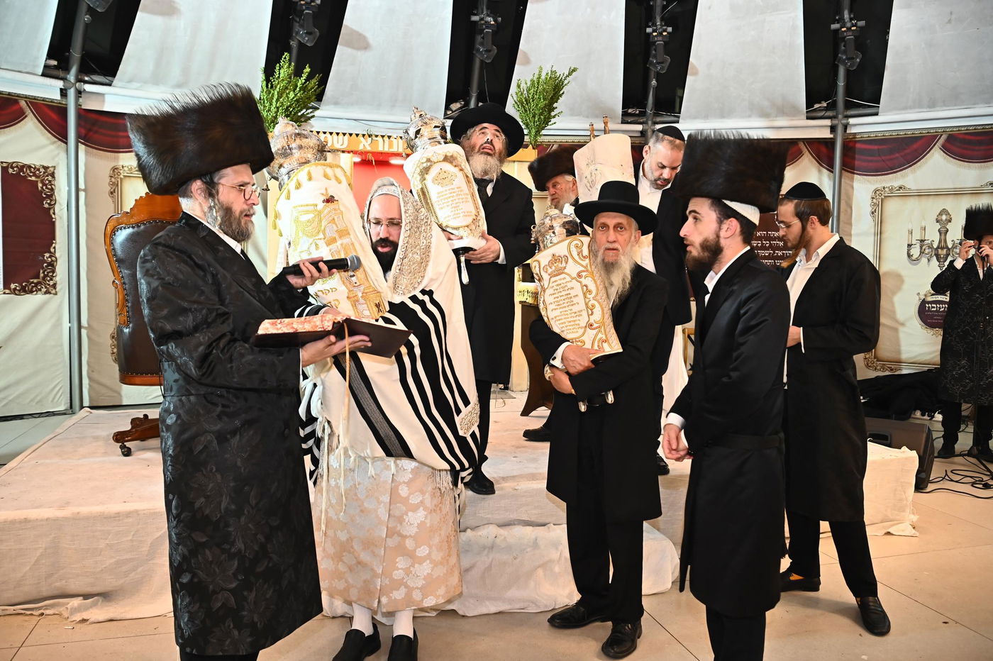 הושענא רבה ושמחת תורה בחצה"ק מעז'בוז