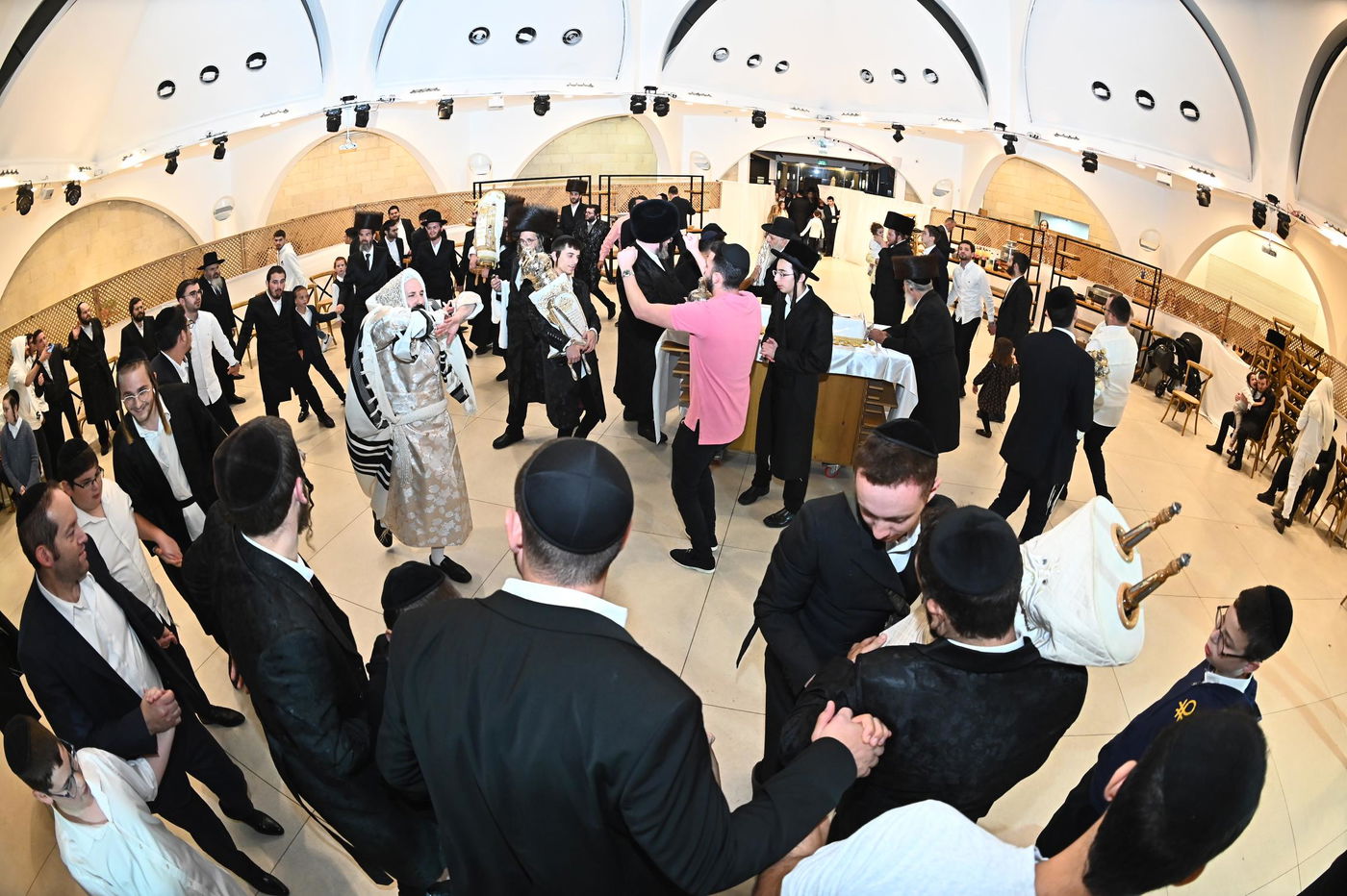 הושענא רבה ושמחת תורה בחצה"ק מעז'בוז