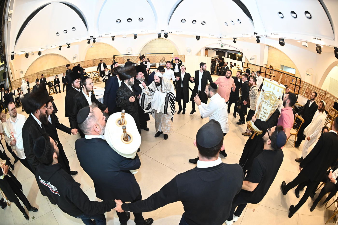 הושענא רבה ושמחת תורה בחצה"ק מעז'בוז