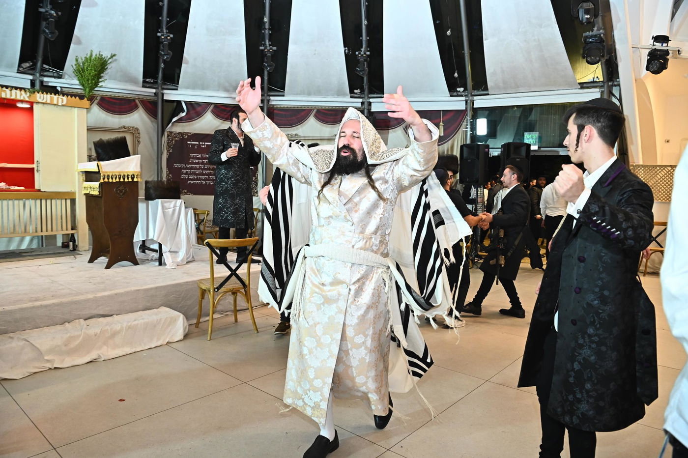 הושענא רבה ושמחת תורה בחצה"ק מעז'בוז