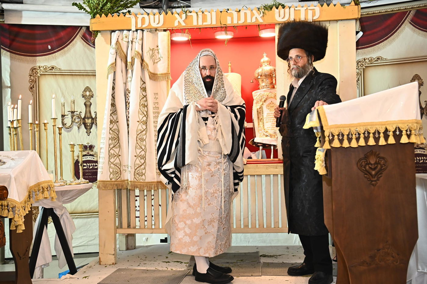 הושענא רבה ושמחת תורה בחצה"ק מעז'בוז