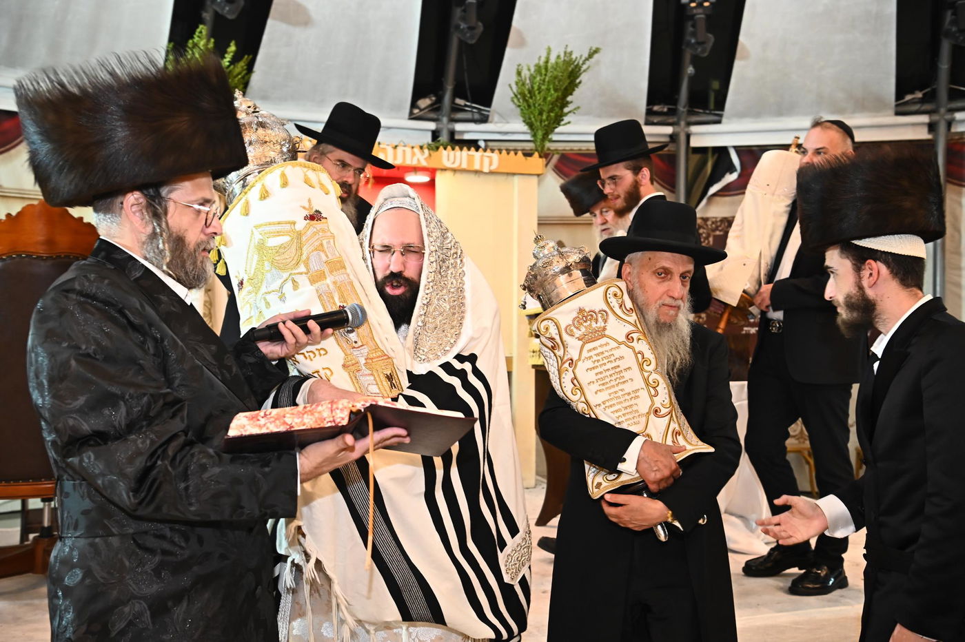 הושענא רבה ושמחת תורה בחצה"ק מעז'בוז