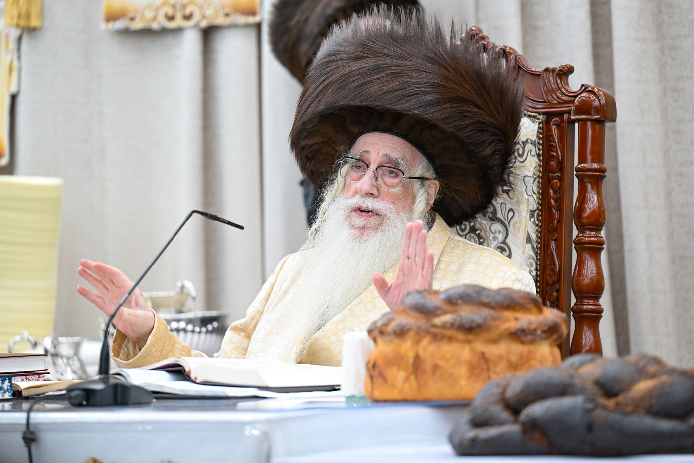 האדמו"ר מצאנז בעריכת השלחה"ט בחוה"מ סוכות