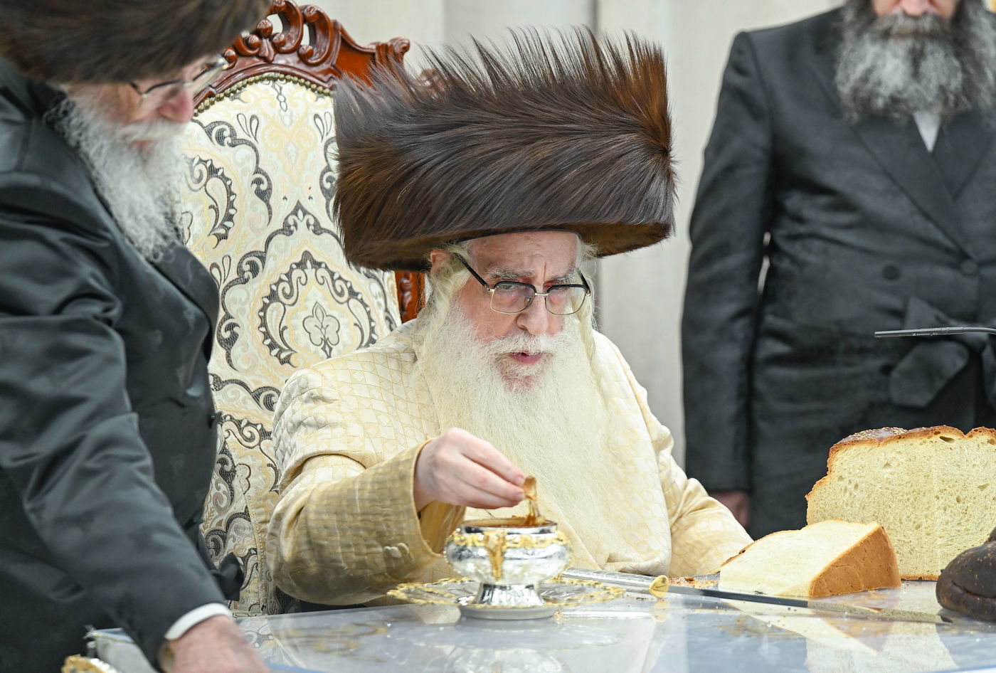 האדמו"ר מצאנז בעריכת השלחה"ט בחוה"מ סוכות