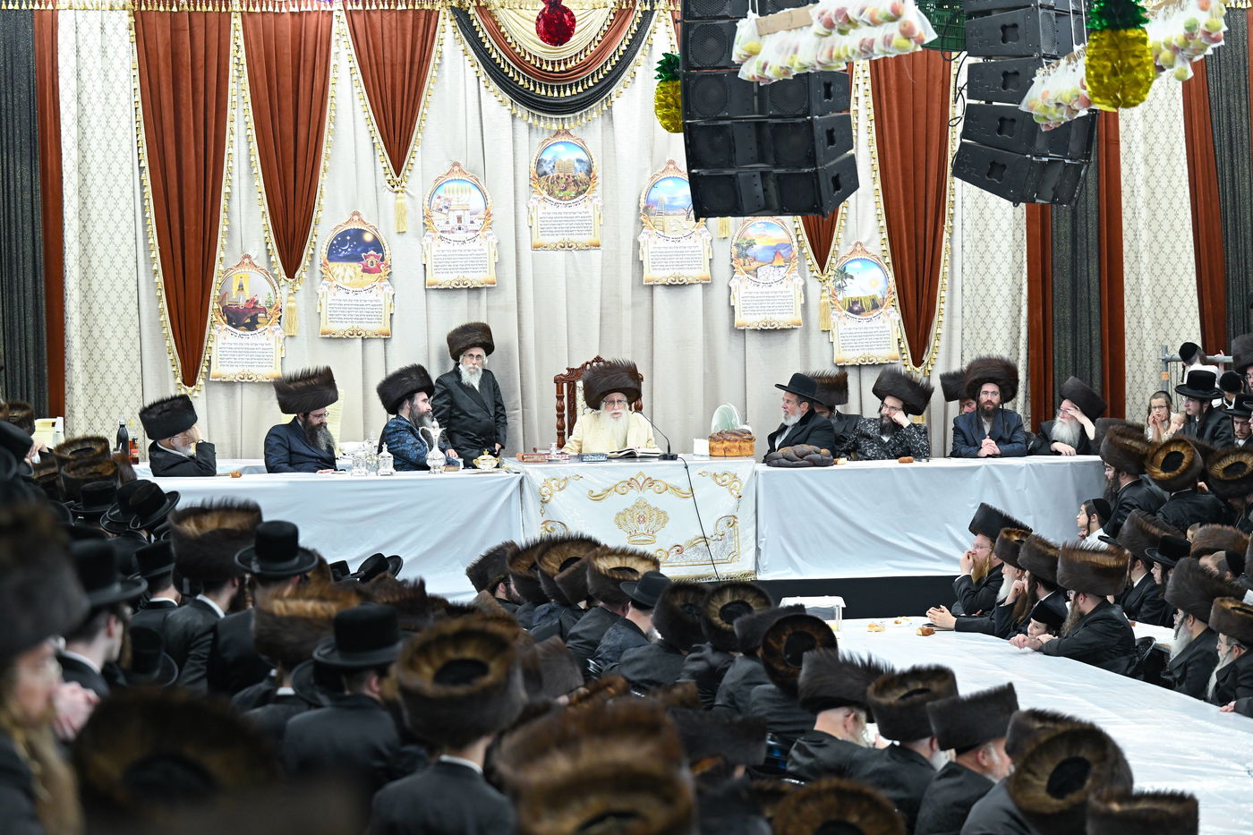 האדמו"ר מצאנז בעריכת השלחה"ט בחוה"מ סוכות