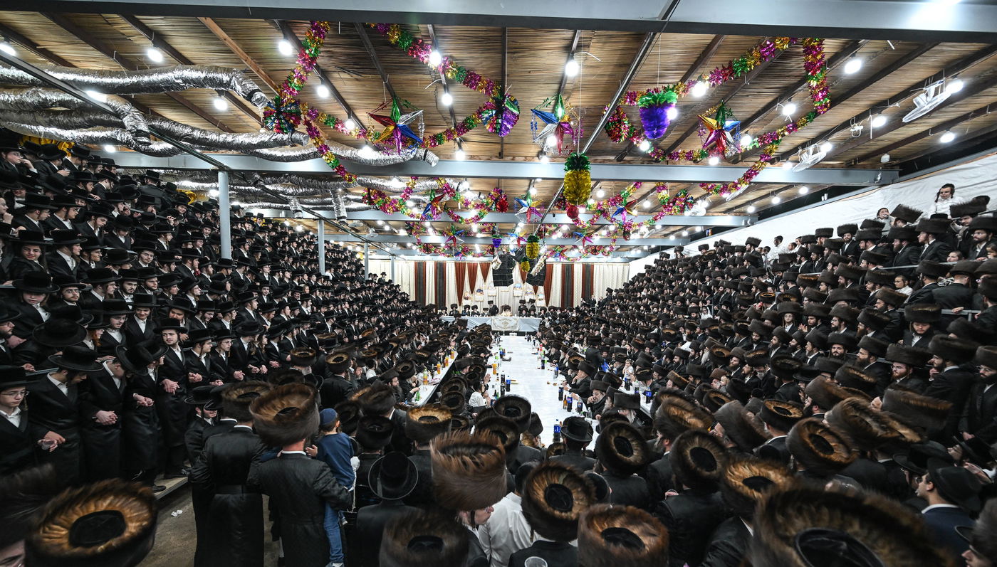 האדמו"ר מצאנז בעריכת השלחה"ט בחוה"מ סוכות