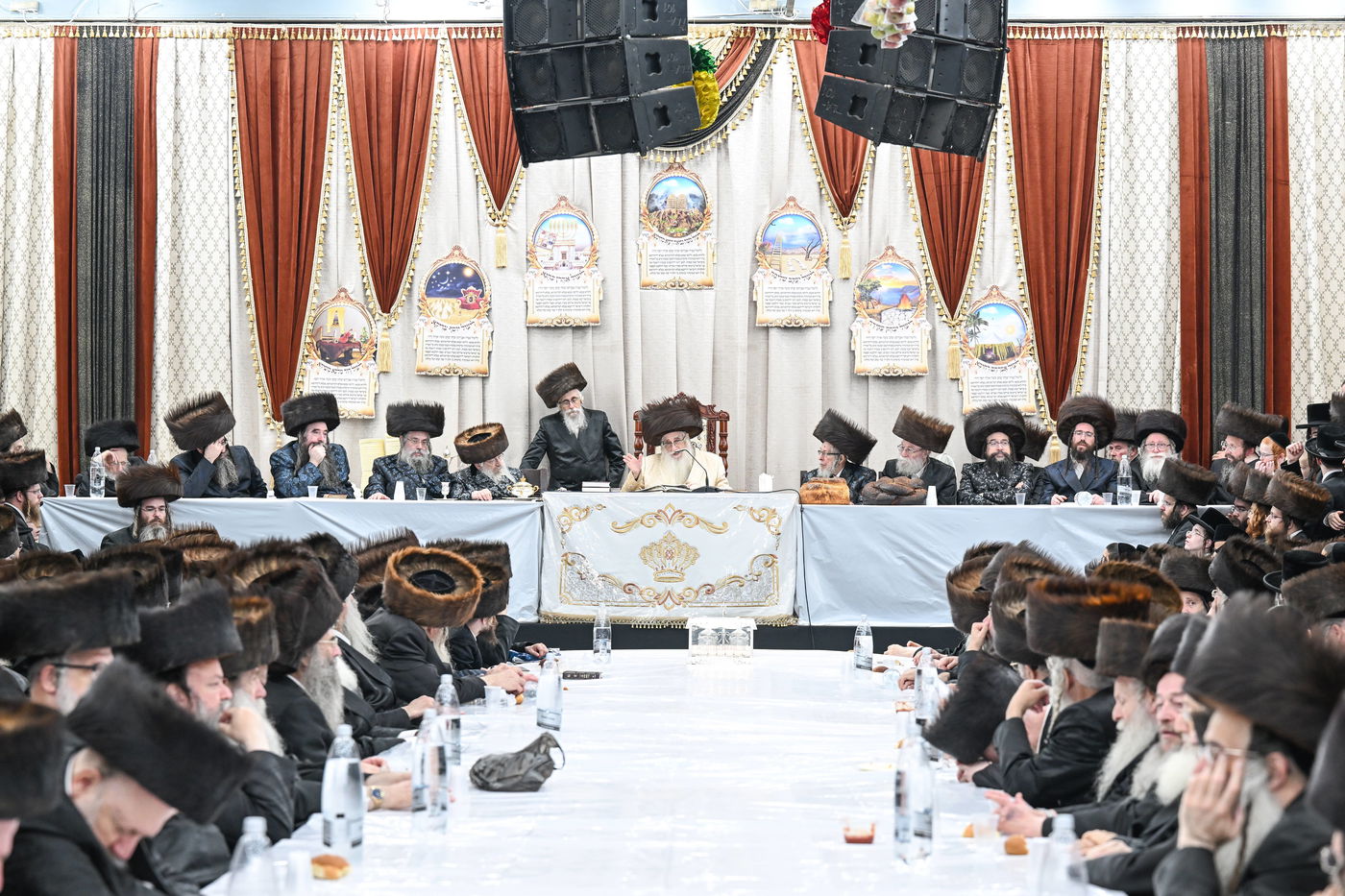 האדמו"ר מצאנז בעריכת השלחה"ט בחוה"מ סוכות