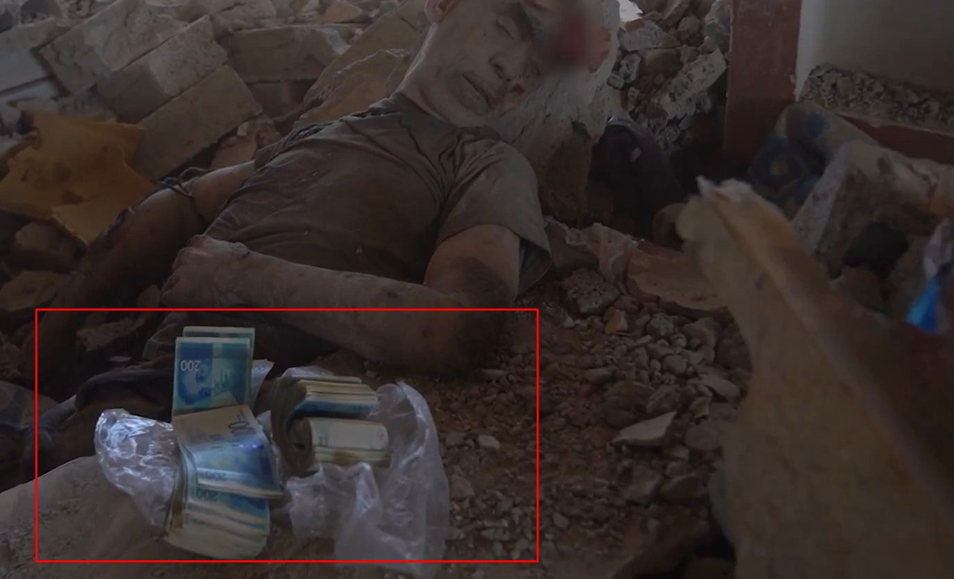 סינוואר לצד ערמות הכסף