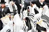 הגה"צ רבי חיים מאיר הגר בהקפות בחג שמחת תורה לבני חו"ל