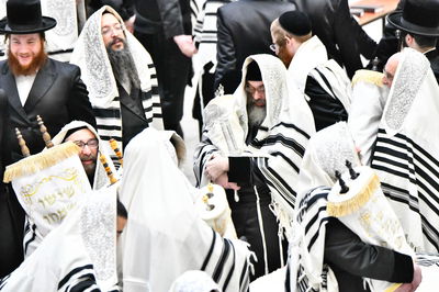 הגה"צ רבי חיים מאיר הגר בהקפות בחג שמחת תורה לבני חו"ל