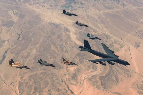 מטוסי קרב בתמרון  אווירי