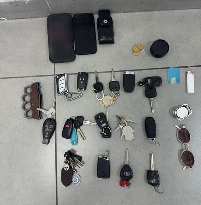 בלי בושה: צעירים נתפסו בעיר החרדית במהלך החג גונבים מפתחות לרכב