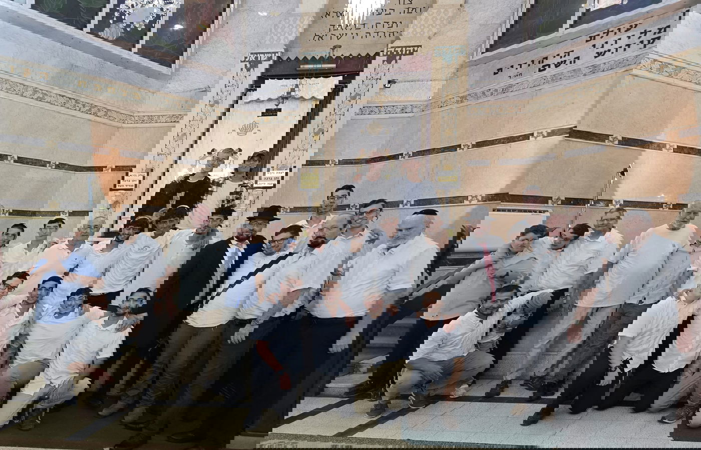 חלק מקבוצת הנערים שבאו לשמוח ולשמח בשמחת תורה