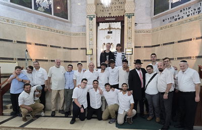 חלק מקבוצת הנערים שבאו לשמוח ולשמח בשמחת תורה