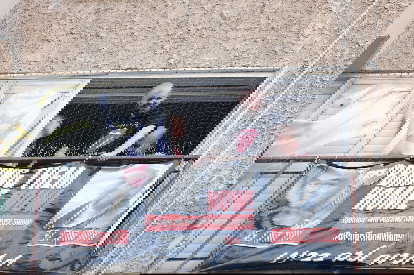 איתן הורן יצא למרפסת ביתו ודמע מול הקהל המריע: "תמיד האמנתי"