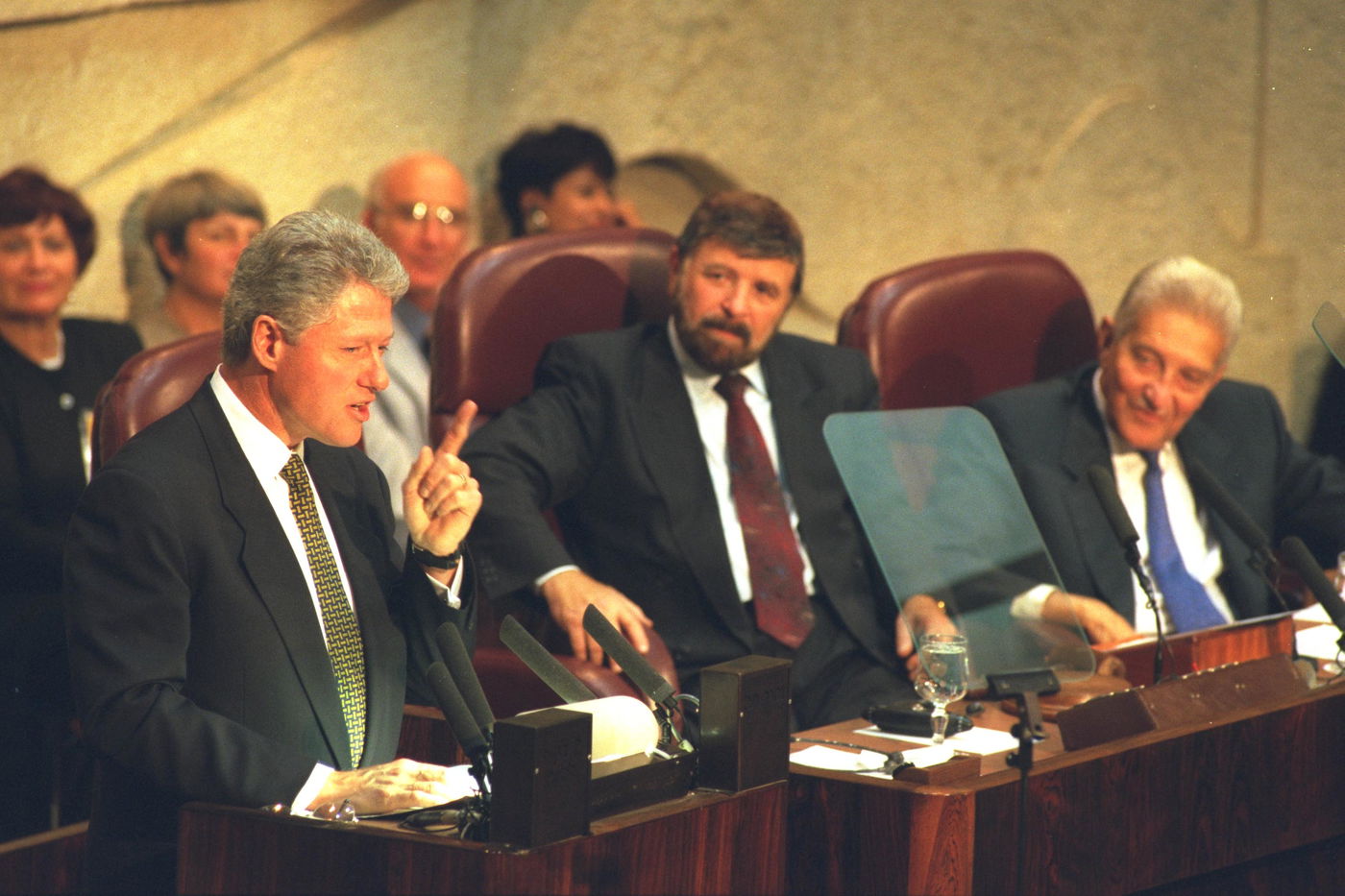 הנשיא ביל קלינטון נושא דברים מעל בימת הכנסת