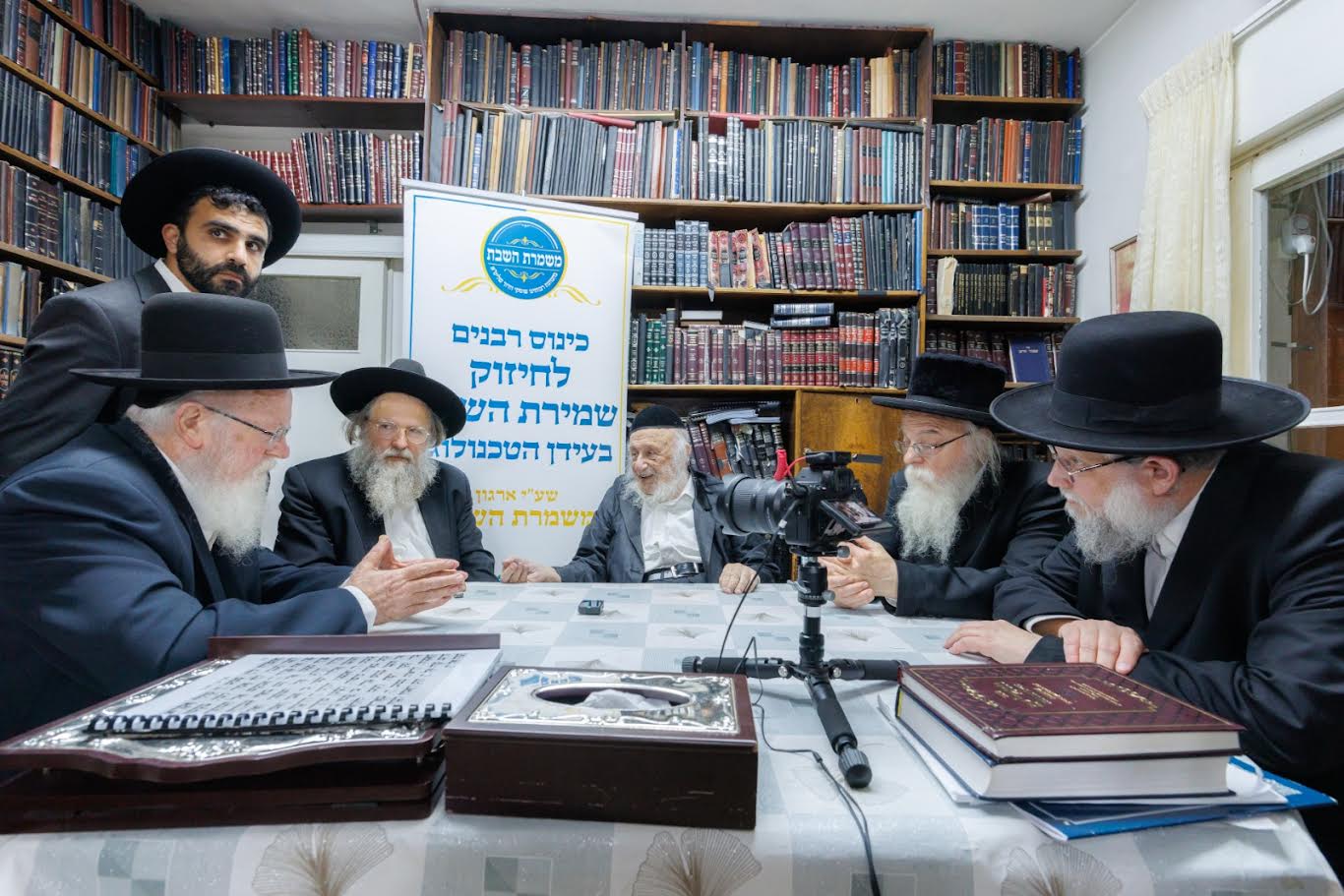 הנוכחים הגיבו בתדהמה לנוכח מקרים שבהם שיתף המנכ"ל את הרבנים הגאונים