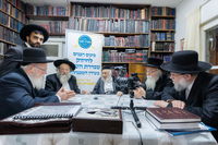 הנוכחים הגיבו בתדהמה לנוכח מקרים שבהם שיתף המנכ"ל את הרבנים הגאונים