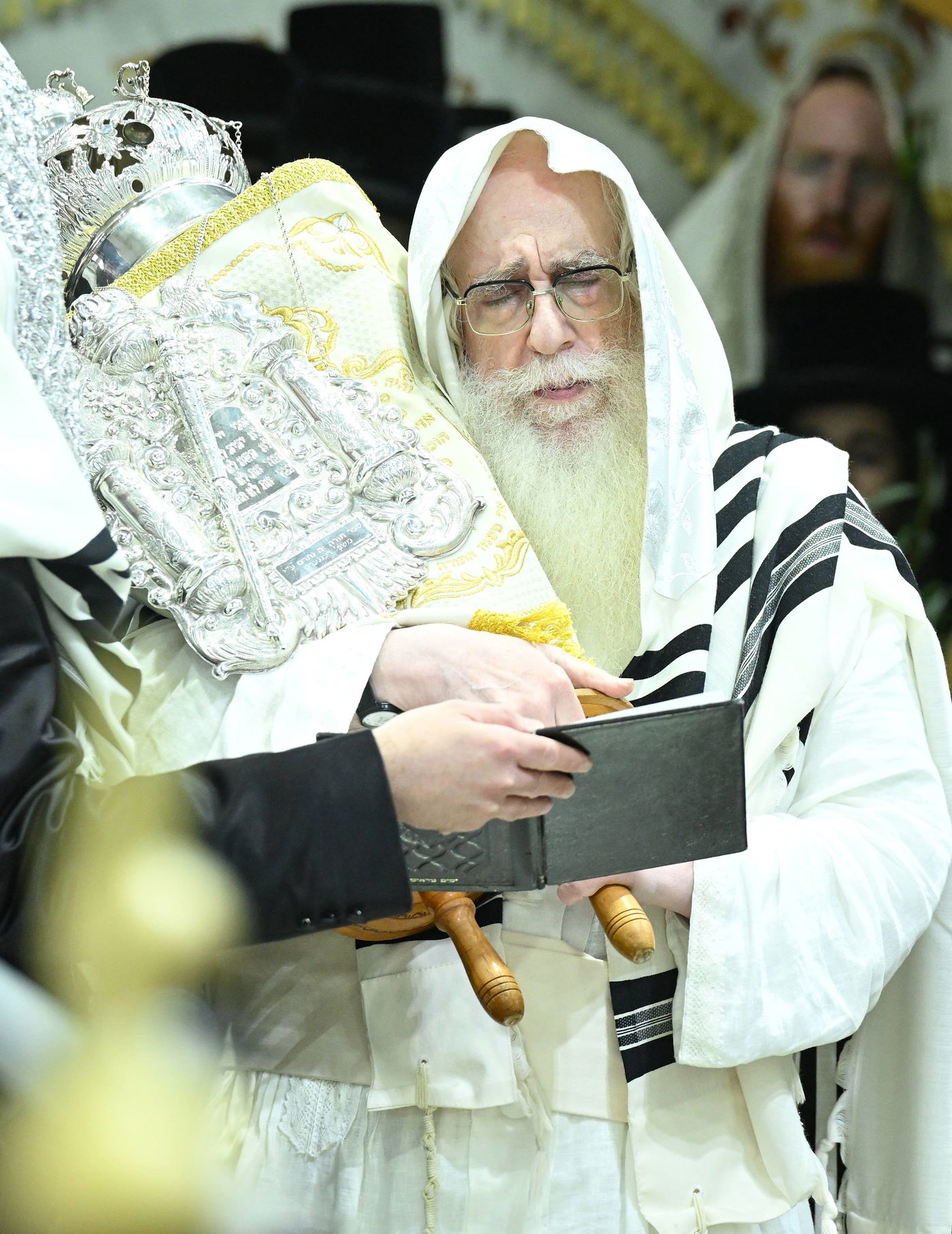 האדמו"ר מצאנז בעבודת הנענועים בהושענא רבה