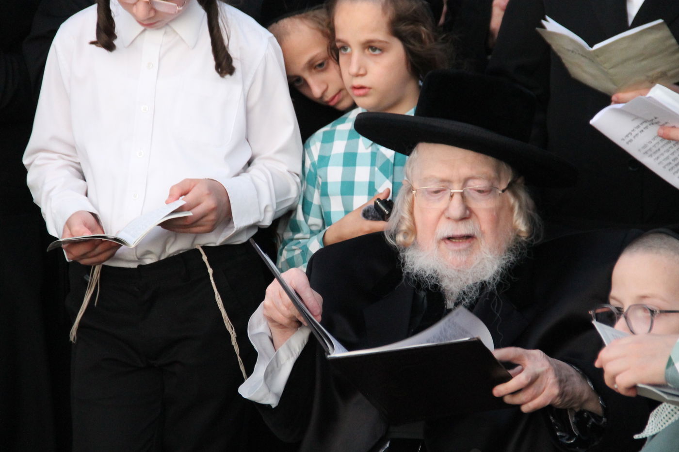 ירח האיתנים בחצה"ק קרעטשניף