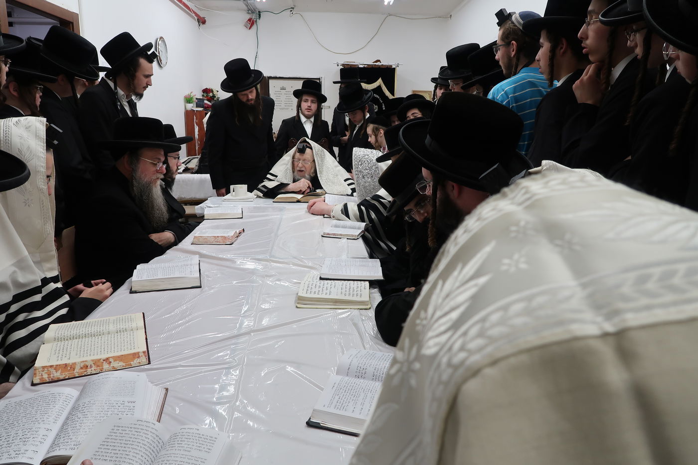 ירח האיתנים בחצה"ק קרעטשניף