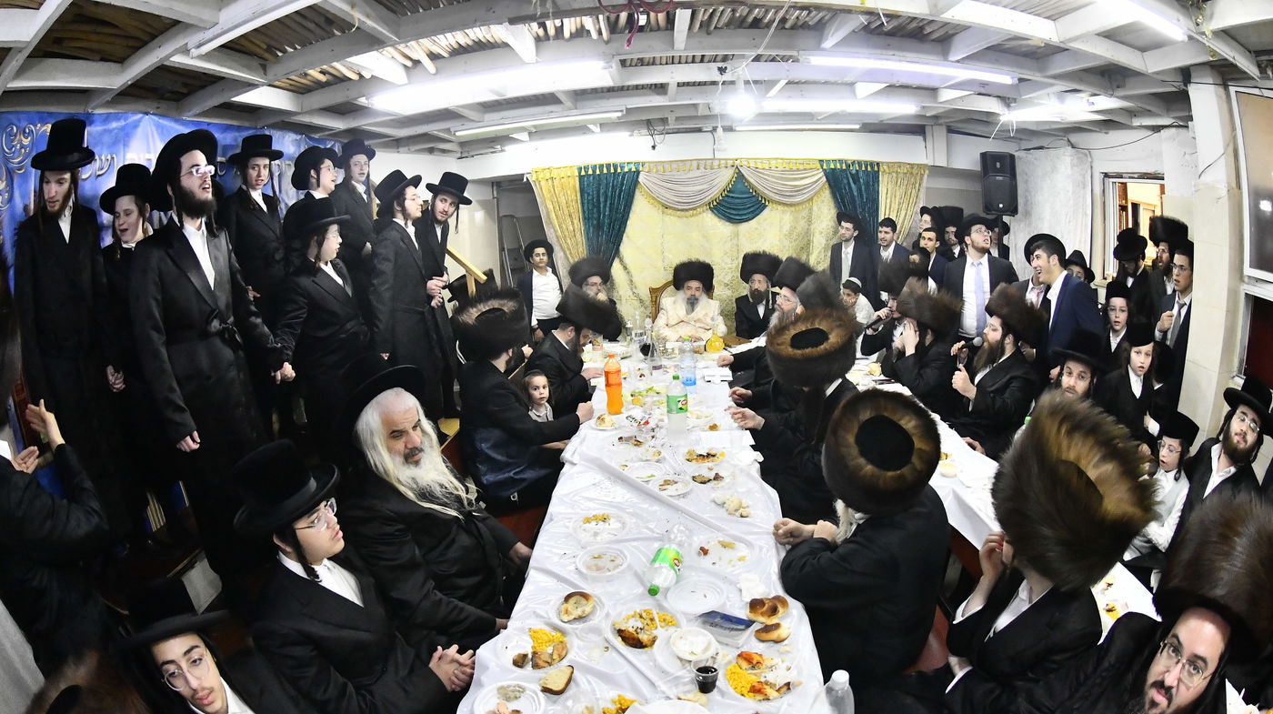 סעודת הודאה וטיש חוה"מ סוכות בזידטשוב 