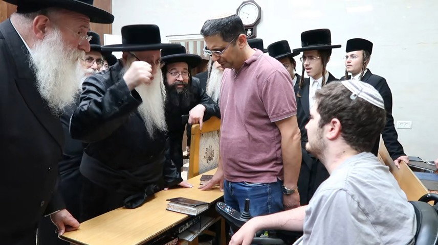 האדמו"ר מצאנז מברך את החייל לאחר תפילת מנחה