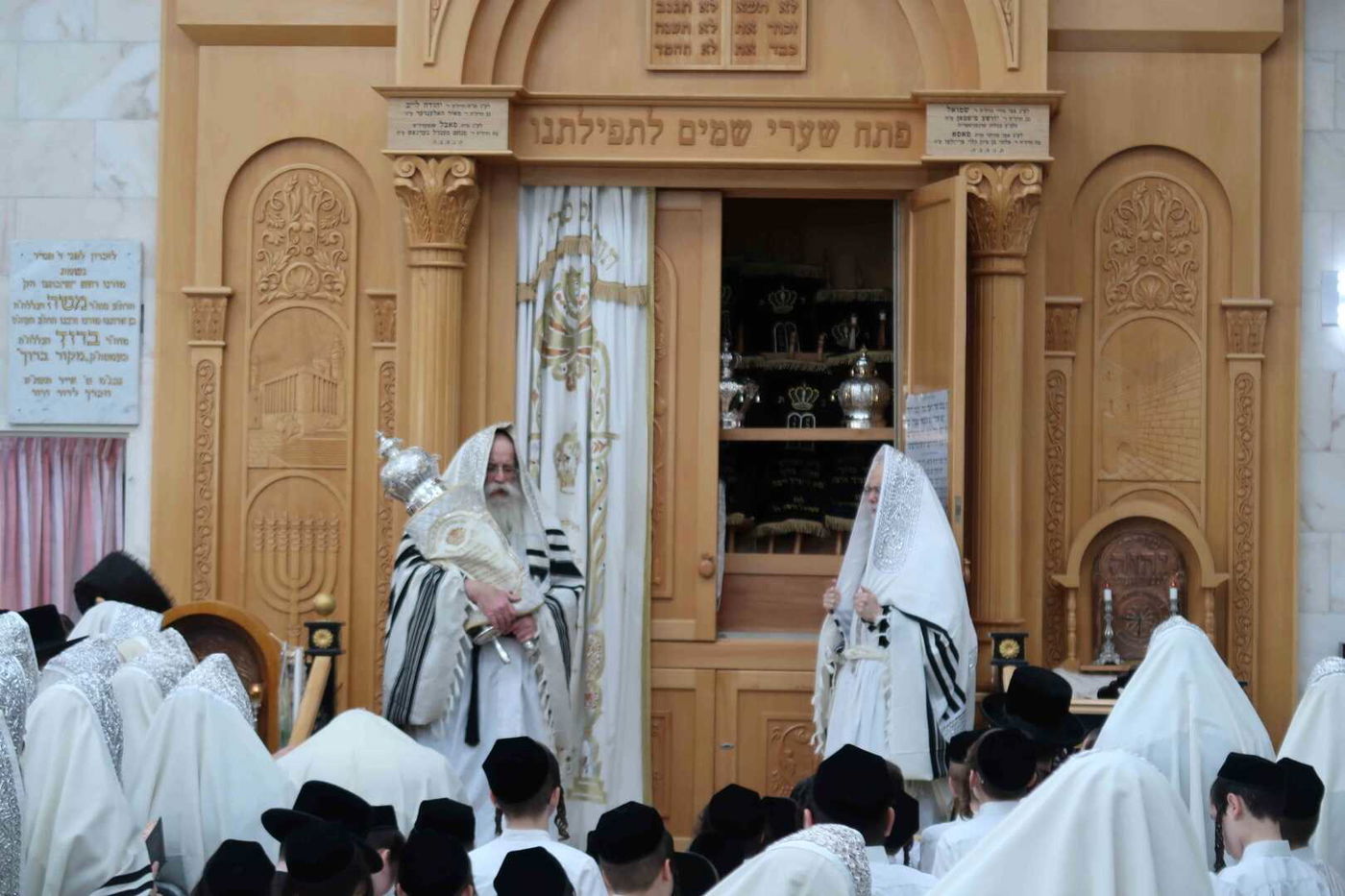 הושענא רבה בחצה"ק סערט ויז'ניץ