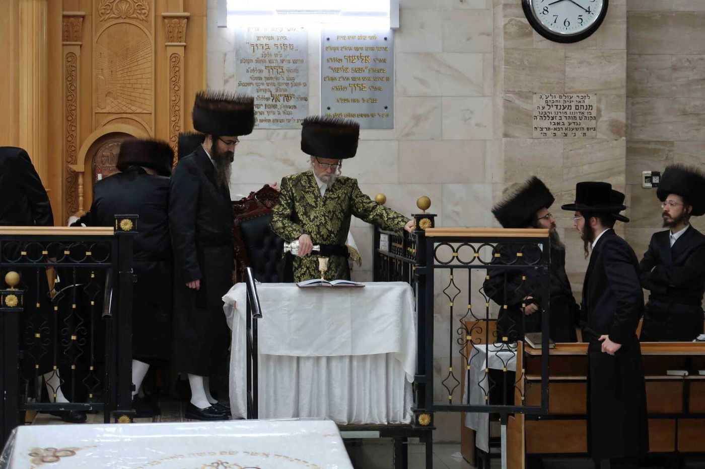 מוצאי שמחת תורה בחצה"ק סערט ויז'ניץ