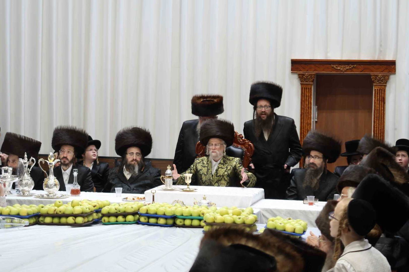 מוצאי שמחת תורה בחצה"ק סערט ויז'ניץ