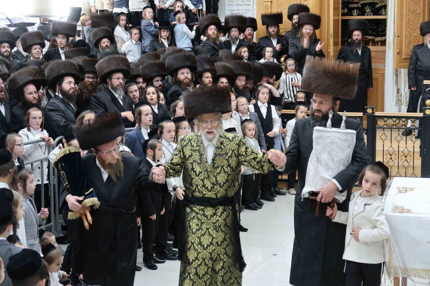 מוצאי שמחת תורה בחצה"ק סערט ויז'ניץ