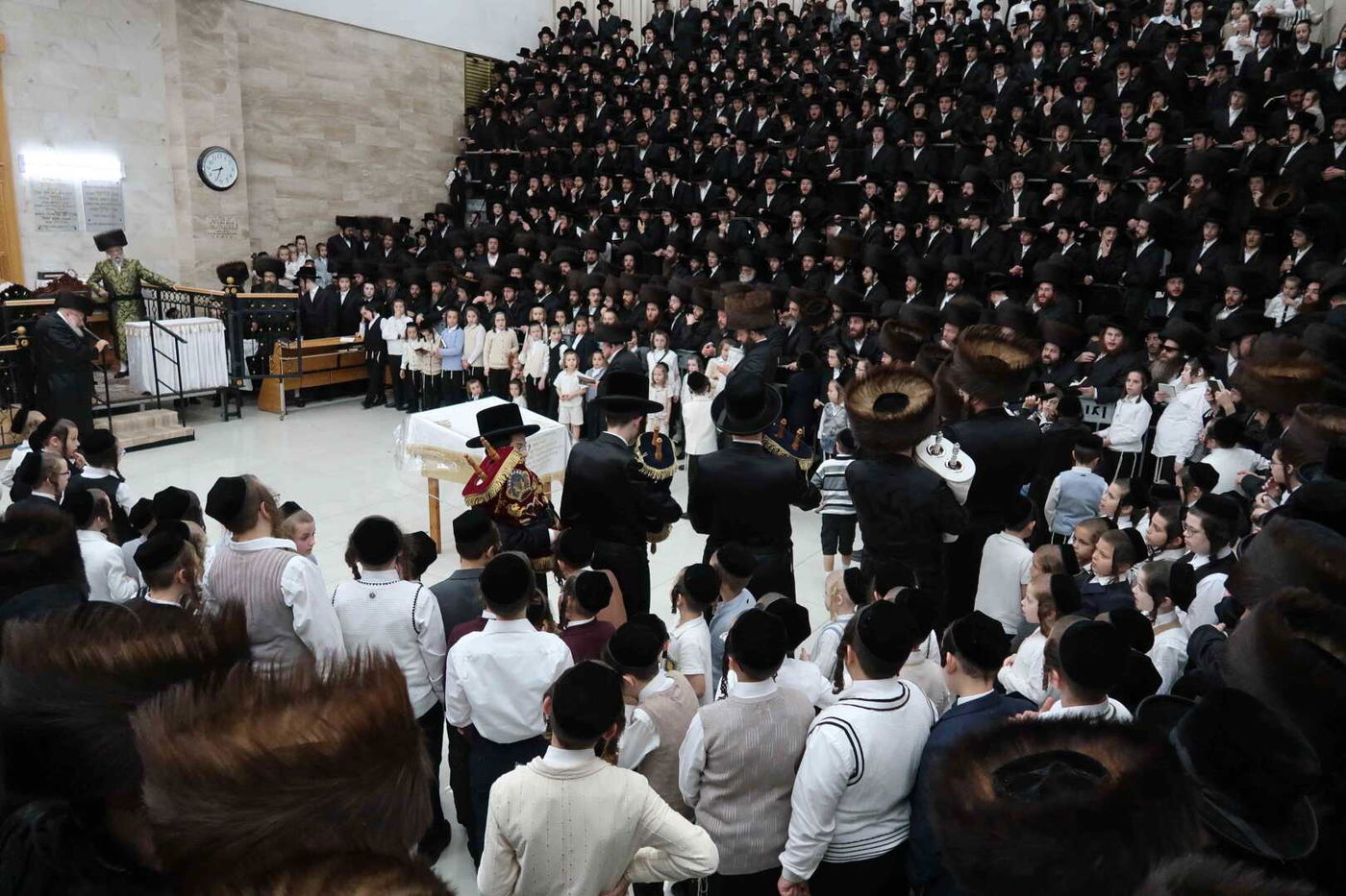 מוצאי שמחת תורה בחצה"ק סערט ויז'ניץ