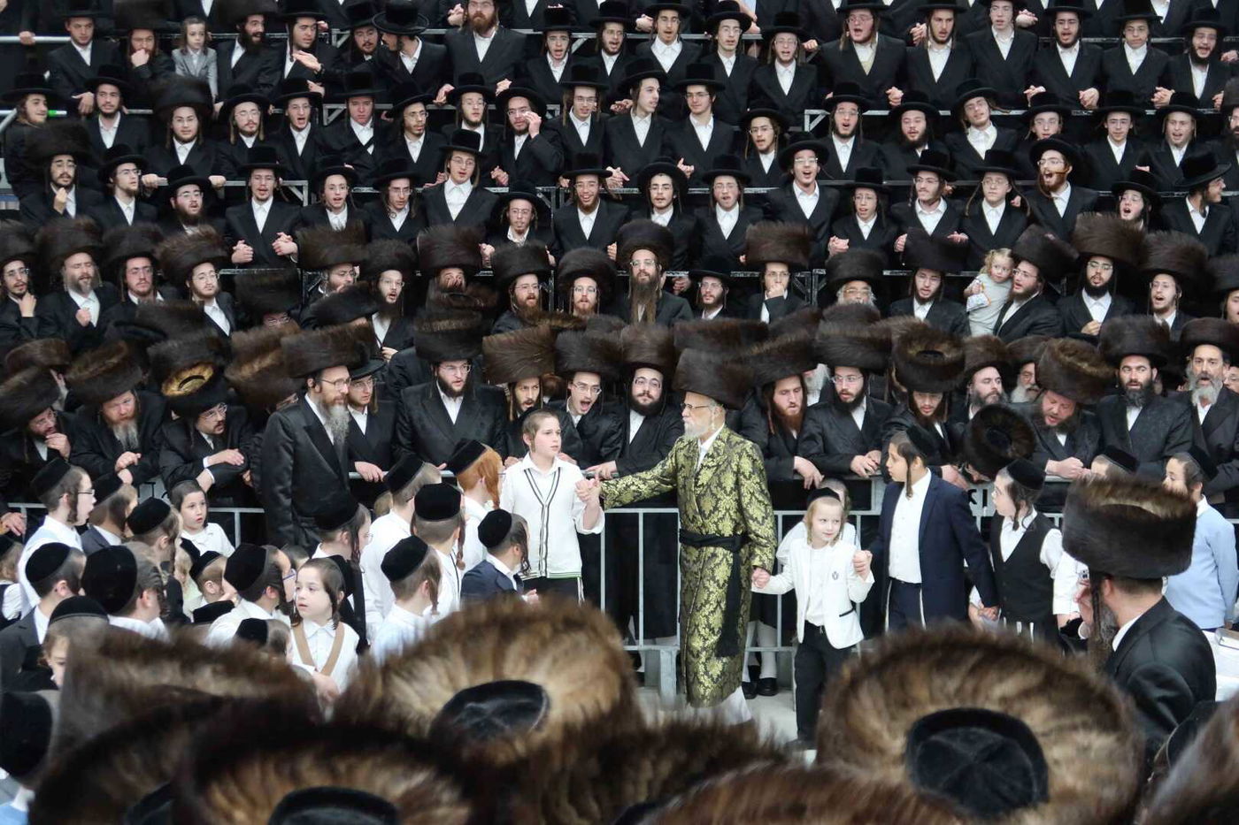 מוצאי שמחת תורה בחצה"ק סערט ויז'ניץ