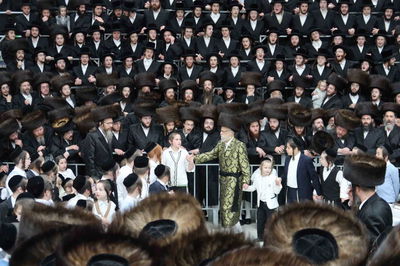 מוצאי שמחת תורה בחצה"ק סערט ויז'ניץ