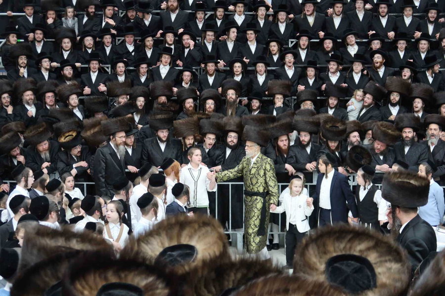 מוצאי שמחת תורה בחצה"ק סערט ויז'ניץ